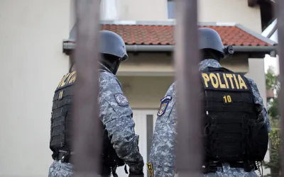 Casier din Dâmbovița, acuzat că a furat bani un an întreg