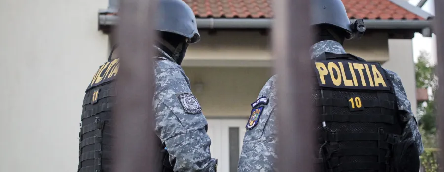 Casier din Dâmbovița, acuzat că a furat bani un an întreg