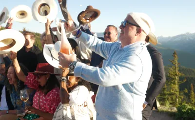 Cum să deschizi o sticlă de șampanie cu sabia fără să pari ridicol