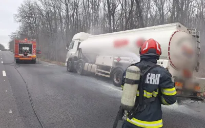 Autocisternă cu benzină în flăcări pe A1, trafic blocat