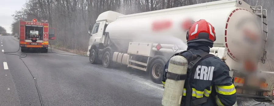 Autocisternă cu benzină în flăcări pe A1, trafic blocat