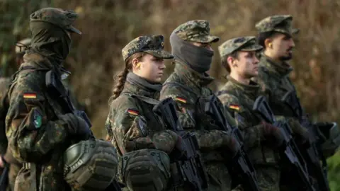 Recruți în exerciții cu foc real în Ahlen, Germania