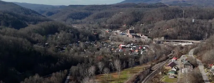 Antrenor de liceu din Virginia căutat pentru acuzații de pornografie infantilă