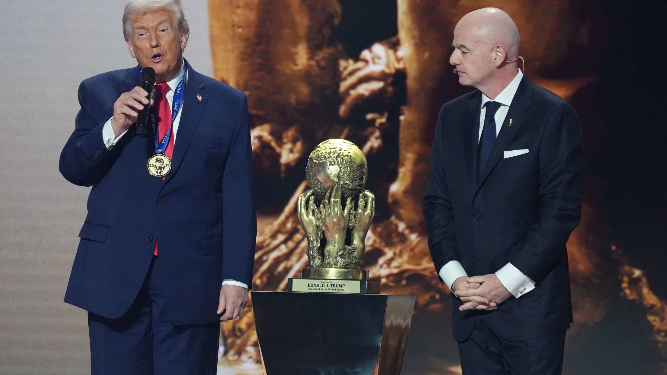 Președintele FIFA îi acordă lui Trump premiul pentru pace
