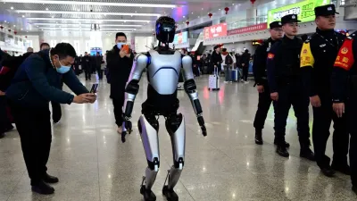 Robot chinez doboară record Guinness cu o plimbare de 170 km