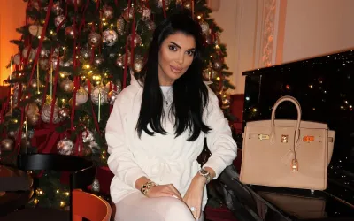 Casa Andreei Tonciu, amenajată spectaculos de Crăciun cu brazi burgundy