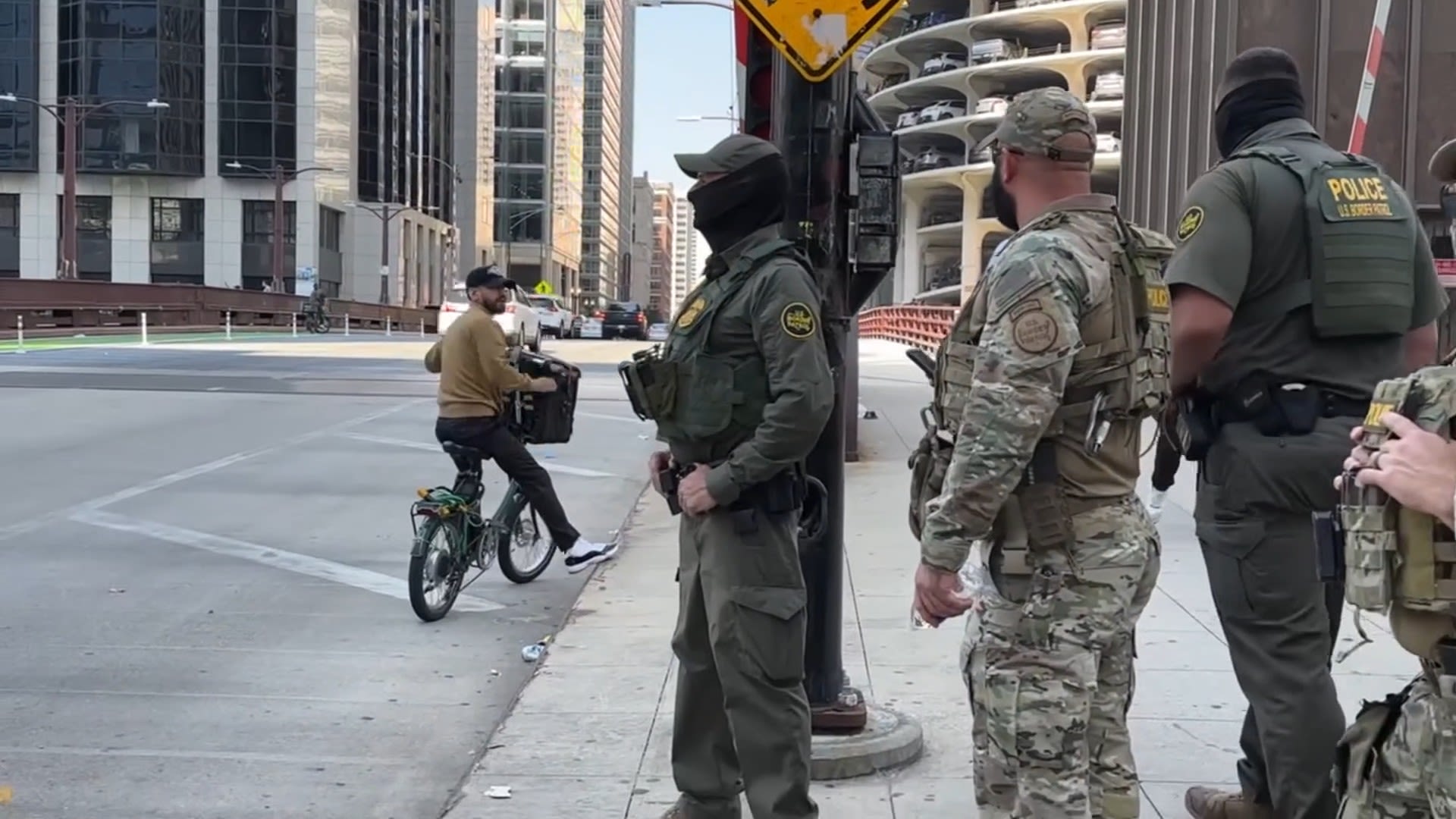 Agenți federali urmăresc un ciclist în Chicago