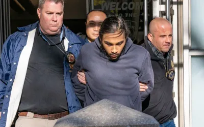 Elev de 18 ani acuzat de incendiere după ce a dat foc unui pasager în metroul din New York