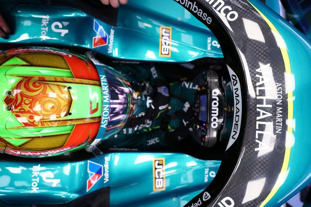 Cian Shields în garajul Aston Martin F1