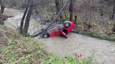 Accident grav: autoturism răsturnat în râul Cerna