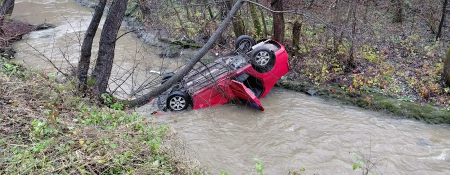 Accident grav: autoturism răsturnat în râul Cerna